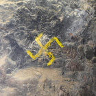 Una esvàstica que va aparèixer pintada a les parets de la cova.