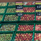 Imatge de la fruita en oferta durant el pont que ha estat denunciada pels pagesos.