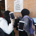 Alumnos del Torre Vicens, mostrando sus móviles en la entrada del instituto.
