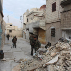 Soldats sirians caminen per un carrer d'Alepo després d'una batalla.