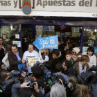 Una multitud de periodistes va acudir ahir a l’administració madrilenya que va vendre el primer premi de la loteria de Nadal, situada al passeig de l’Esperanza.