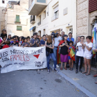 Las jóvenes agredidas (a la derecha con camisetas blancas), ayer, durante la concentración frente al ayuntamiento de Arbeca.