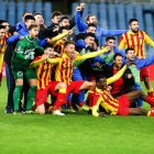 Els jugadors del Lleida celebren la seua classificació als vuitens de la Copa.