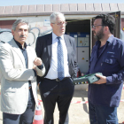Palacín ha asistido a la colocación del primer registrador acompañado por el director de los Servicios Territoriales de Empresa y Conocimiento en Lleida, Ramon Alturo.