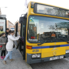 Un autobús de línia urbà de Lleida, en una parada a Magraners.