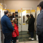 Visitants ahir a l’exposició al Museu de la Conca Dellà.