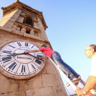 Imatge de l’any passat del campanar d’Ivars d’Urgell, on el rellotge feia vint anys que no funcionava.