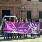 Integrantes del Grup Dones de Lleida se han concentrado ante la subdelegación del Gobierno.