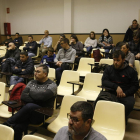 Un grupo de padres en el inicio de la reunión del FiF celebrada ayer en el Màrius Torres. 
