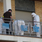 Mossos inspeccionando el balcón desde el que la hija del fallecido pidió auxilio. 