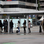 Un grupo de personas esperando un taxi en la estación de Sants.