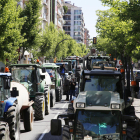 Los ganaderos aparcaron sus tractores en la avenida Prat de la Riba.