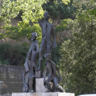 L'escultura dedicada al descobridor de Califòrnia, amb el braç dret amputat