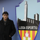 Gustavo Siviero posa al costat de l'escut del Lleida Esportiu al Camp d'Esports.