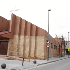 La parroquia Verge dels Pobres se ubica junto al centro cívico del barrio. A la derecha, una imagen histórica de la iglesia.