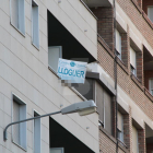 Imatge d'arxiu d'un cartell d'un pis de lloguer a Lleida.