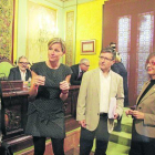 Montse Mínguez, Joan Vilella i Ángeles Ribves, en un ple.