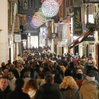 Imatge del carrer Major ple de gent divendres per les compres d’última hora abans de Nadal.