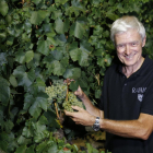 Xavier Farré, director de viticultura de Raimat, con las primeras uvas recolectadas anoche.