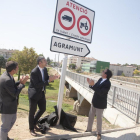 Rull (d) inauguró el vial de Agramunt junto al alcalde, Bernat Solé.
