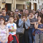 Veïns, familiars i amics del jove mort es van concentrar ahir davant de l’ajuntament de les Borges Blanques.
