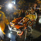 Los servicios médicos trasladan en camilla a una ambulancia a un herido en el ataque contra el popular club nocturno Reina, en Estambul