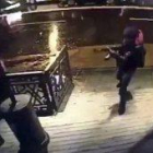 El atacante de Estambul, que sigue huido, descargó 180 balas