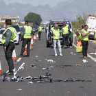 Investigadors a la zona de l’accident entre restes de les bicis.