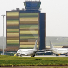 Dos avions de Vueling a la pista de l'aeroport de Lleida-Alguaire.