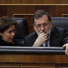 El president del Govern, Mariano Rajoy, i la vicepresidenta, Soraya Saénz de Santamaría, conversen en els seus escons poc davant de de l'inici de la sessió de control al Govern.