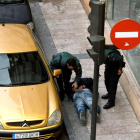 Los agentes de la Guardia Civil detienen al segundo asaltante poco después de producirse el tiroteo.