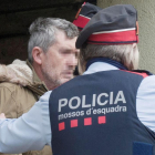 El presumpte autor del doble homicidi de Susqueda, Jordi Magentí, acompanyat dels mossos d'esquadra en el moment d'accedir a una casa d'Anglès.