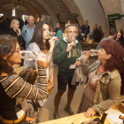 Participantes ayer en la muestra de vinos con once bodegas de la DO Costers del Segre. 