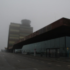 La terminal de Alguaire, vacía ayer tras el desvío de los vuelos de Neilson a Reus por la niebla. 