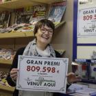 Anna Arenas, ayer, con el cartel que acredita el premio de la Primitiva que ha vendido en Benavent.