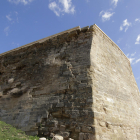 El tram de muralla de la Seu d’on han caigut grans pedres.