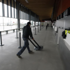 La terminal del aeropuerto vacía en otra jornada de niebla intensa que obligó a desviar vuelos.