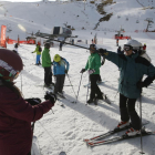 Esquiadors gaudint del dia de neu a les pistes d’esquí de Boí Taüll durant la jornada d’ahir.