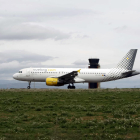 Enlairament de l’avió de Vueling ahir a la pista d’Alguaire, amb la terminal al fons.