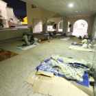 Un grupo de temporeros duerme al raso junto al local de los Castellers en la calle Nou.