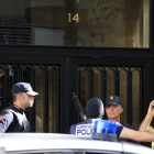 La Policia Nacional a les portes de la casa de l’arrestat a Madrid.
