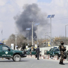 Membres de les Forces de Seguretat de l’Afganistan vigilen als voltants de l’hospital atacat.