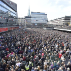 Milers de suecs es van concentrar ahir al lloc de l’atemptat.