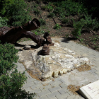 L'estàtua de Manolo Calpe caiguda.