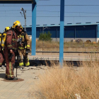Bomberos y técnicos de Adif revisando el andén  de la estación de Puigverd ayer al mediodía, visiblemente afectado por la explosión.