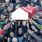 Familiars d’una de les víctimes de l’atemptat porten el fèretre durant el seu funeral, ahir a Istanbul.