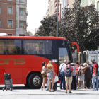Viatgers que ahir es van veure obligats a utilitzar el servei alternatiu que es va oferir amb autobusos.