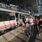 Viajeros del tren que quedó parado en Les Borges Blanques, a su llegada a Lleida.