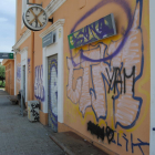 Las pintadas cubren las paredes de la estación de trenes de Mollerussa. 
