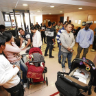Imagen de archivo de personas esperando a ser atendidas en el Registro Civil de Lleida.